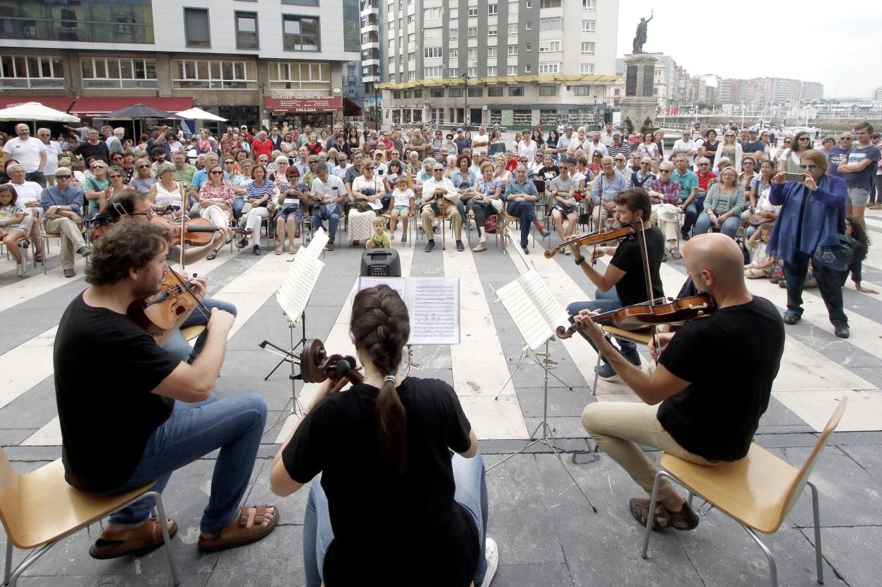 Los músicos interpretan el 'Quinteto K. 614' de Mozart en la plaza del Marqués. 