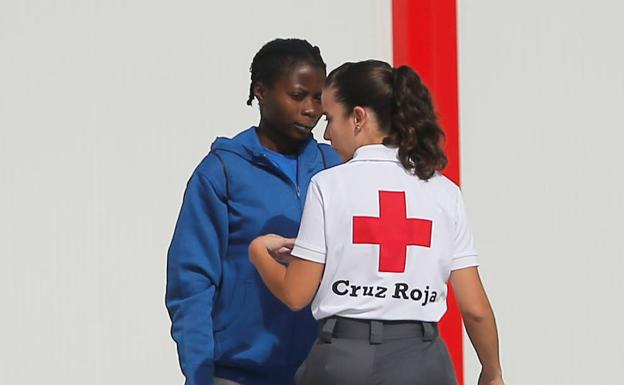 Una migrante es conducida por un miembro de la Cruz Roja Española al Centro de Asistencia Temporal a Extranjeros (CATE).