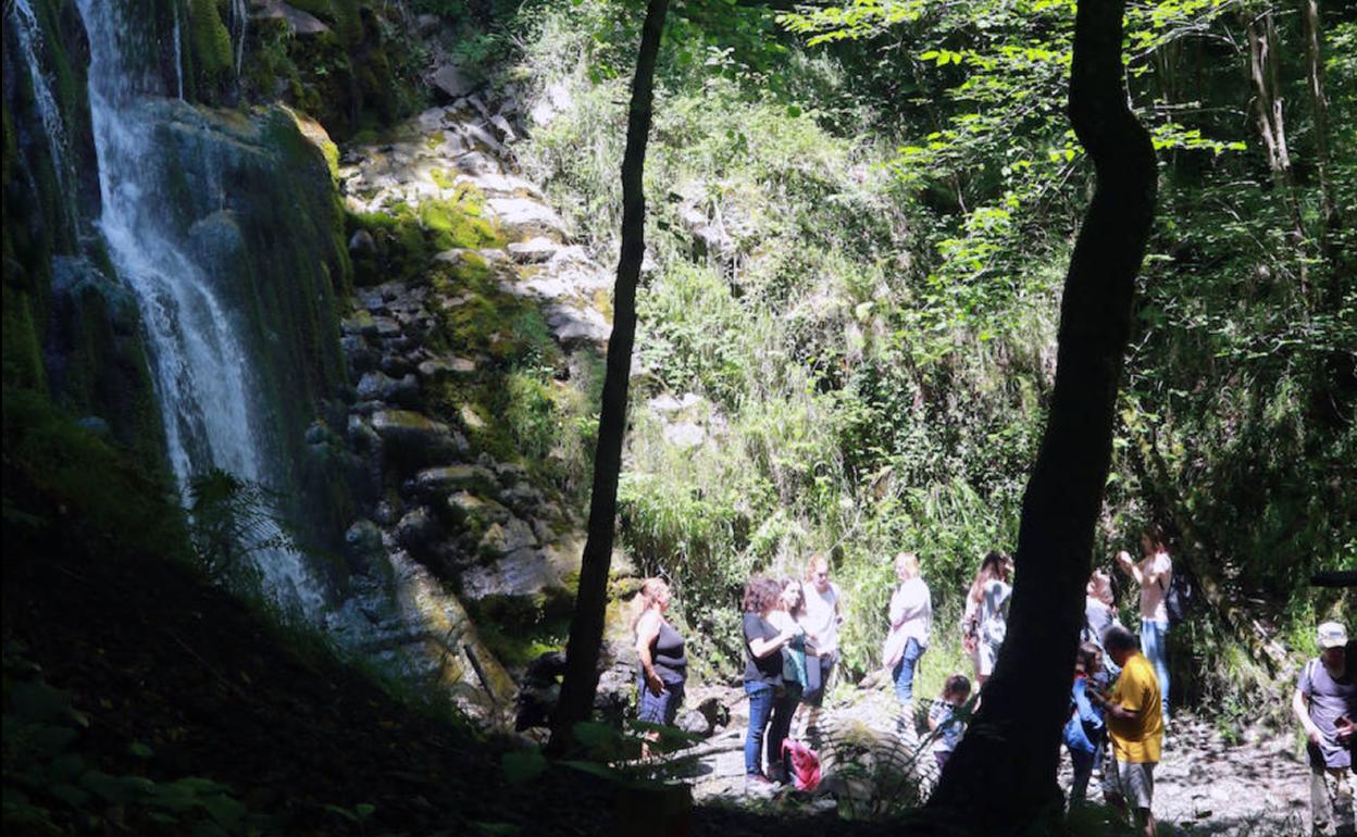 Visita a la cascada de Xurbeo, en Aller. 