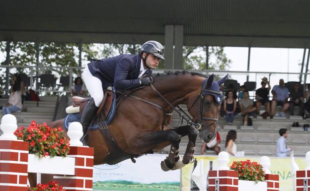 Julio Arias en una prueba del Concurso de Saltos Internacional Oficial de Gijón, CSIO 2016, en Las Mestas