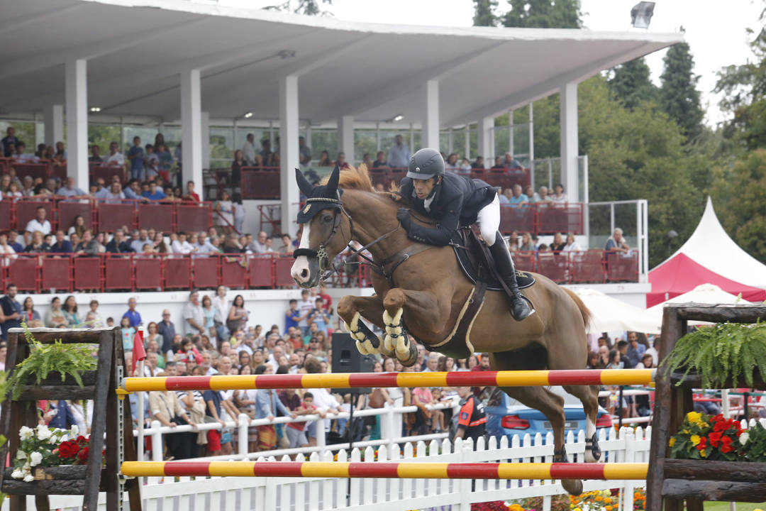 Fotos: Eduardo Álvarez Aznar se impone en una jornada trepidante en el hípico