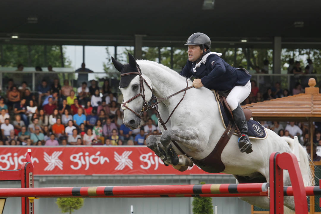 Fotos: Eduardo Álvarez Aznar se impone en una jornada trepidante en el hípico