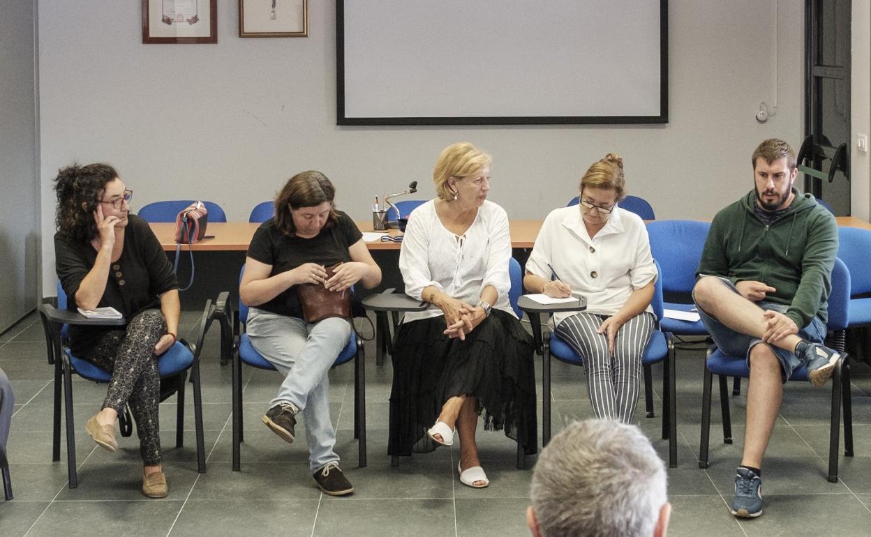 Varios de los asistentes a la reunión. 