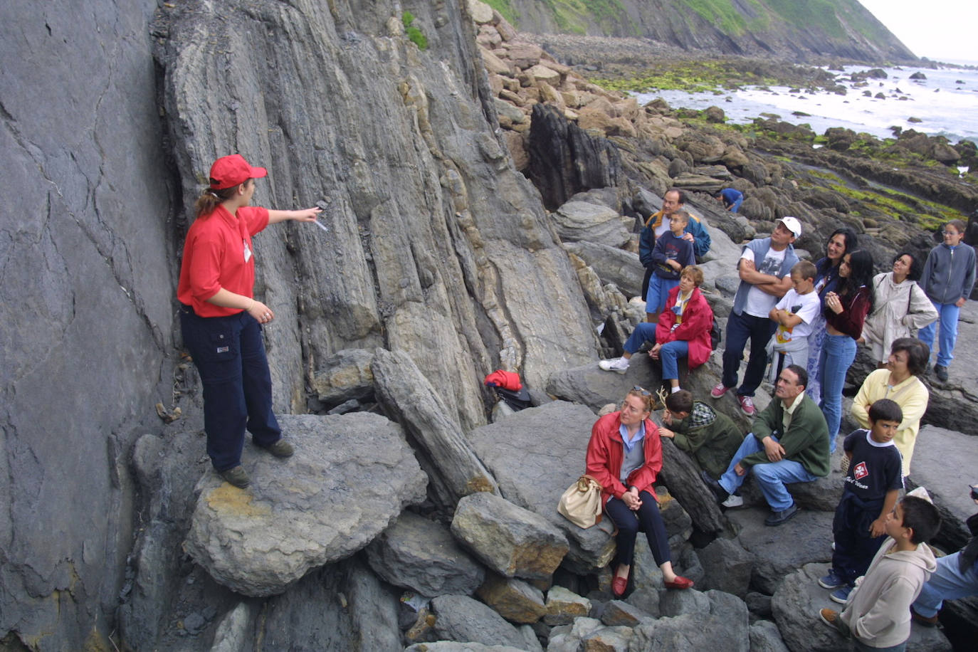 Visita guiada a los yacimientos de huellas fósiles de dinosaurios en la costa asturiana.