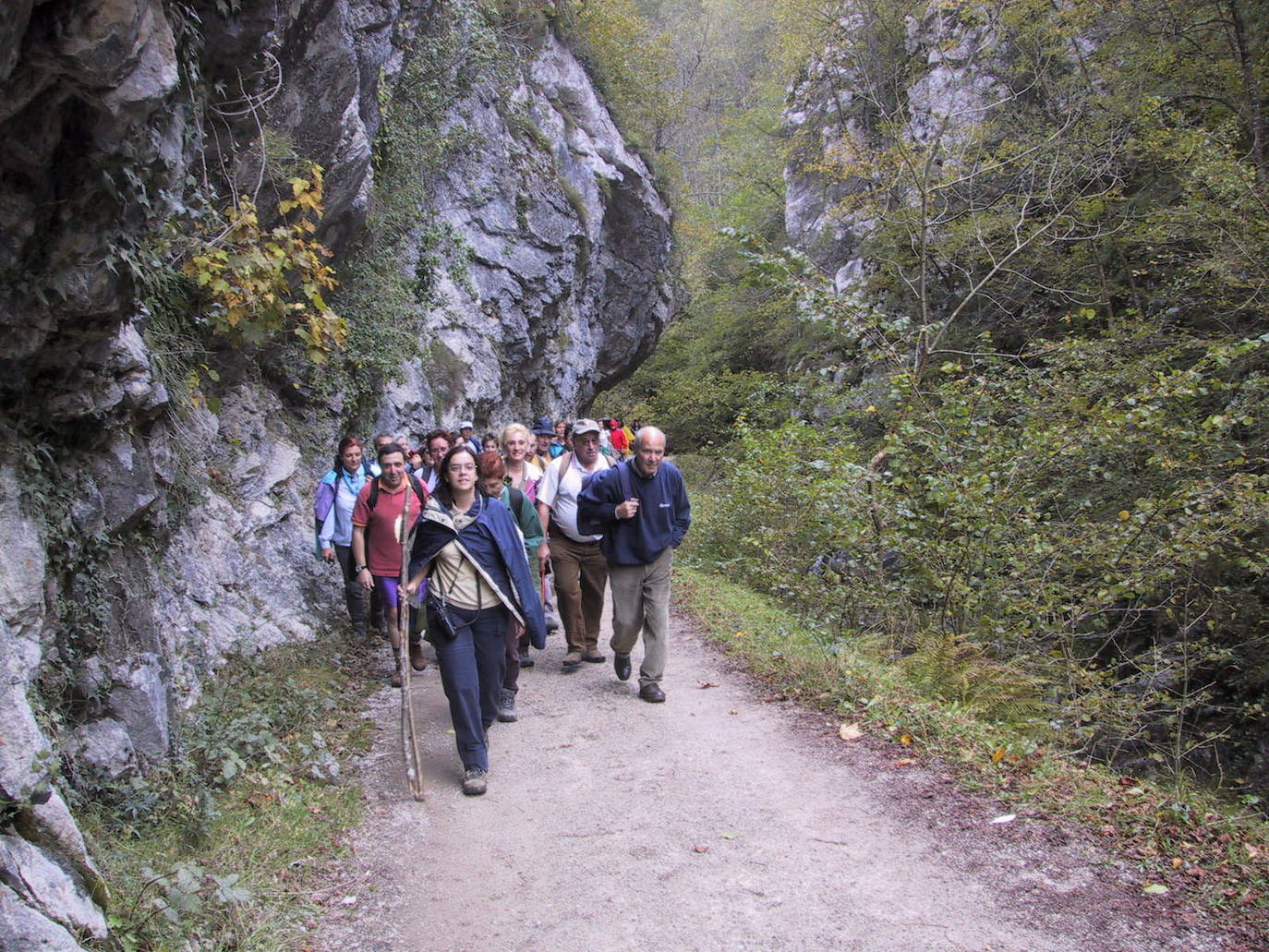 Excursionistas por la Ruta del Alba.