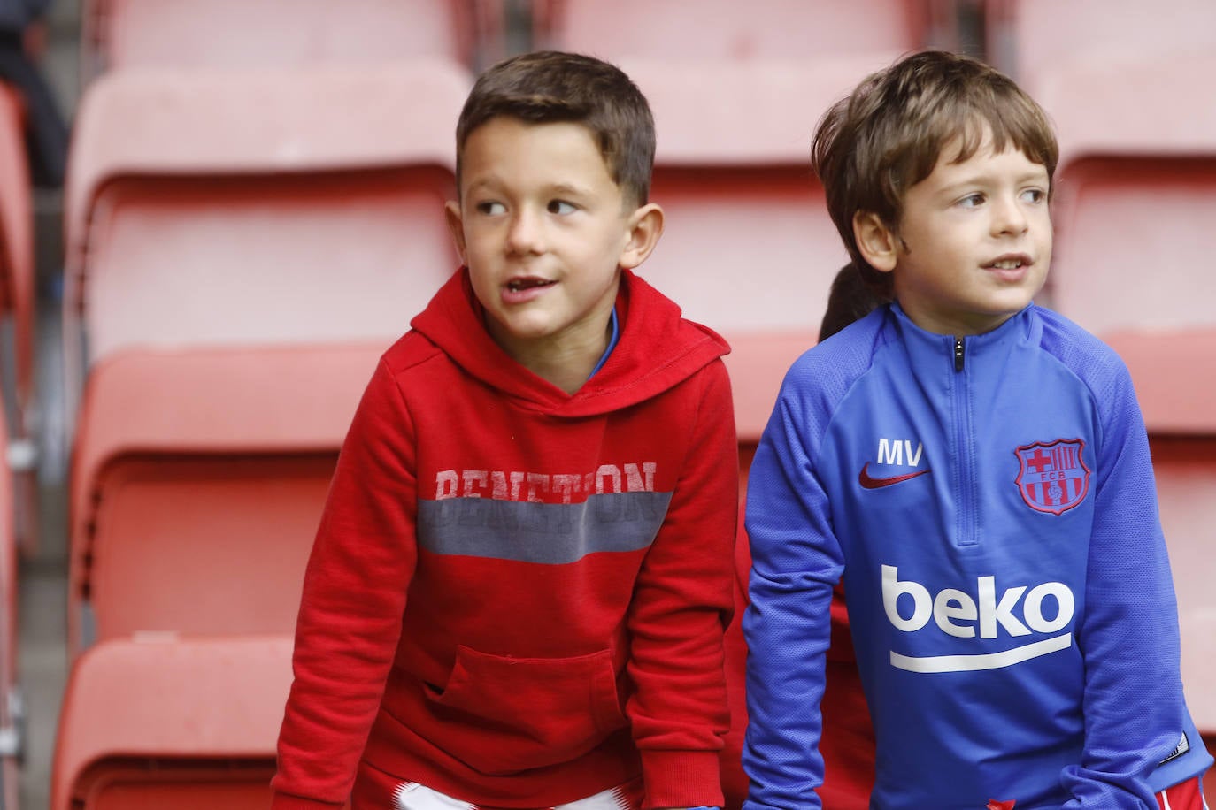 El Molinón se rinde a Manu García en la victoria del Sporting.