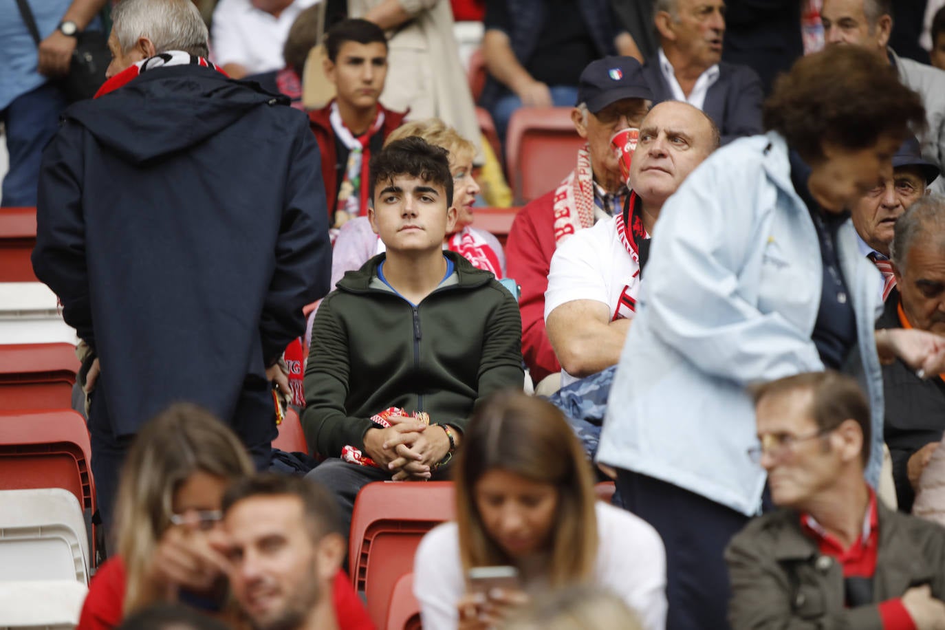 El Molinón se rinde a Manu García en la victoria del Sporting.