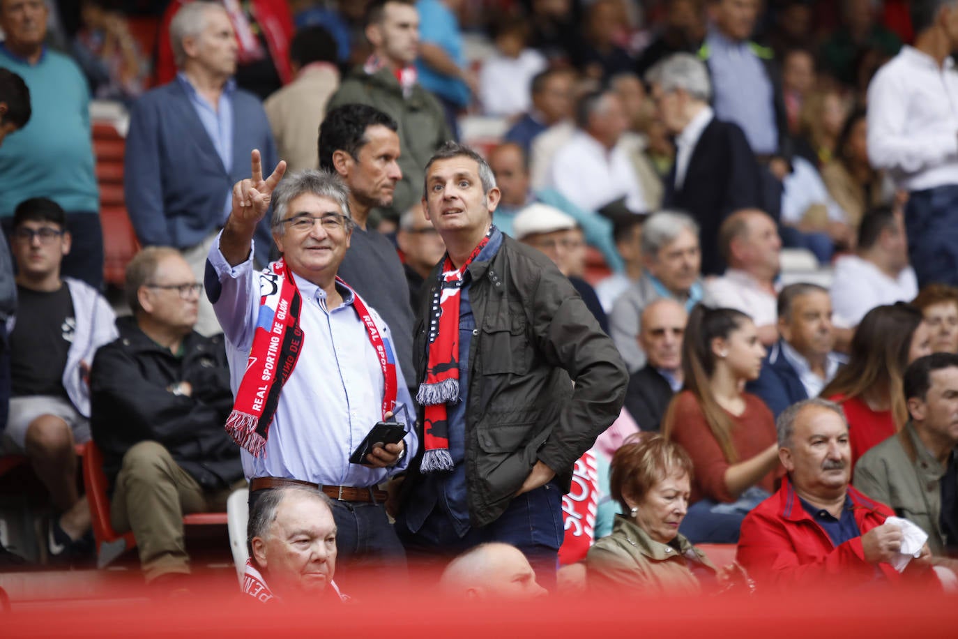 El Molinón se rinde a Manu García en la victoria del Sporting.