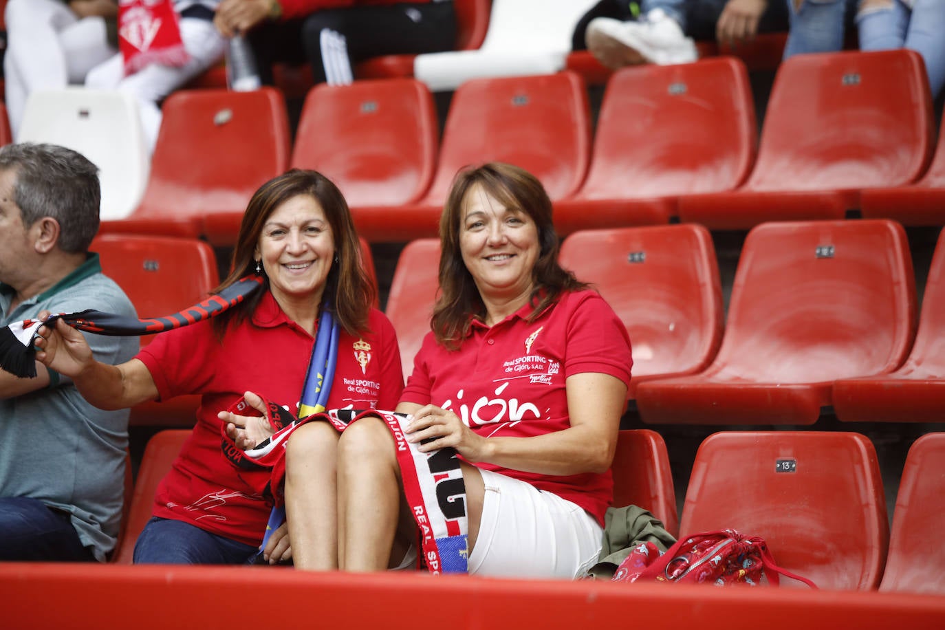 El Molinón se rinde a Manu García en la victoria del Sporting.
