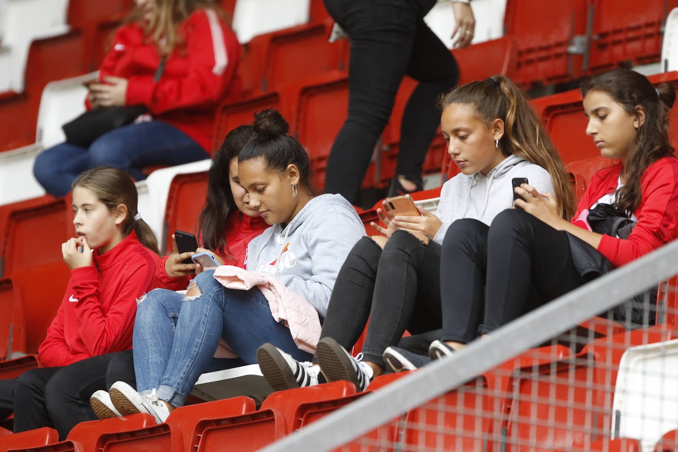 El Molinón se rinde a Manu García en la victoria del Sporting.
