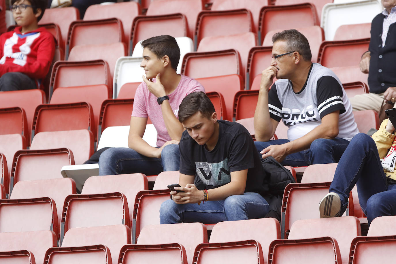 El Molinón se rinde a Manu García en la victoria del Sporting.