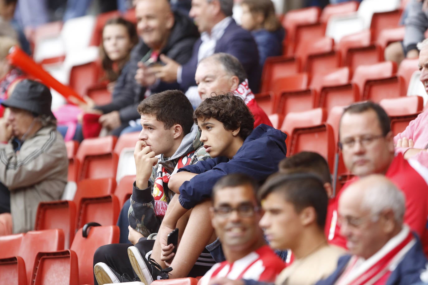 El Molinón se rinde a Manu García en la victoria del Sporting.