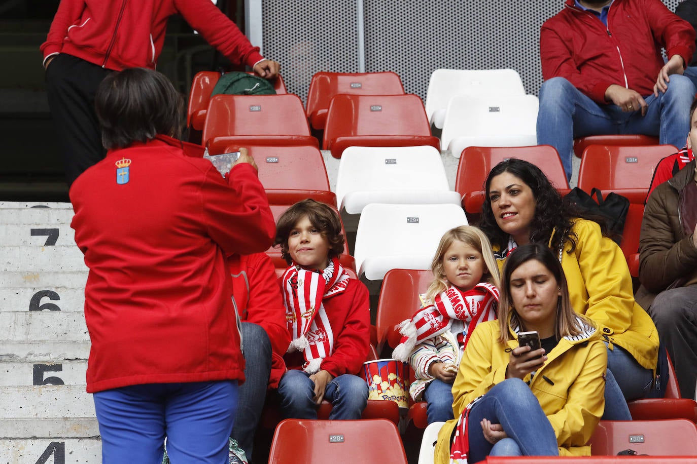 Fotos: ¿Estuviste en el partido Sporting-Albacete? ¡Búscate!