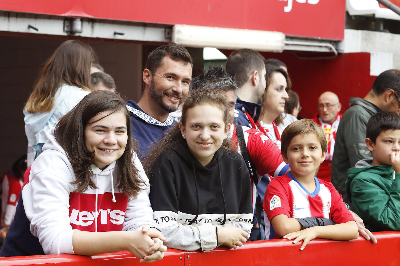 Fotos: ¿Estuviste en el partido Sporting-Albacete? ¡Búscate!