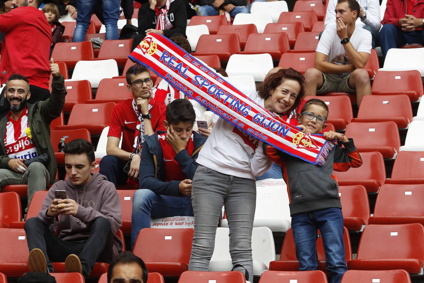 Fotos: ¿Estuviste en el partido Sporting-Albacete? ¡Búscate!