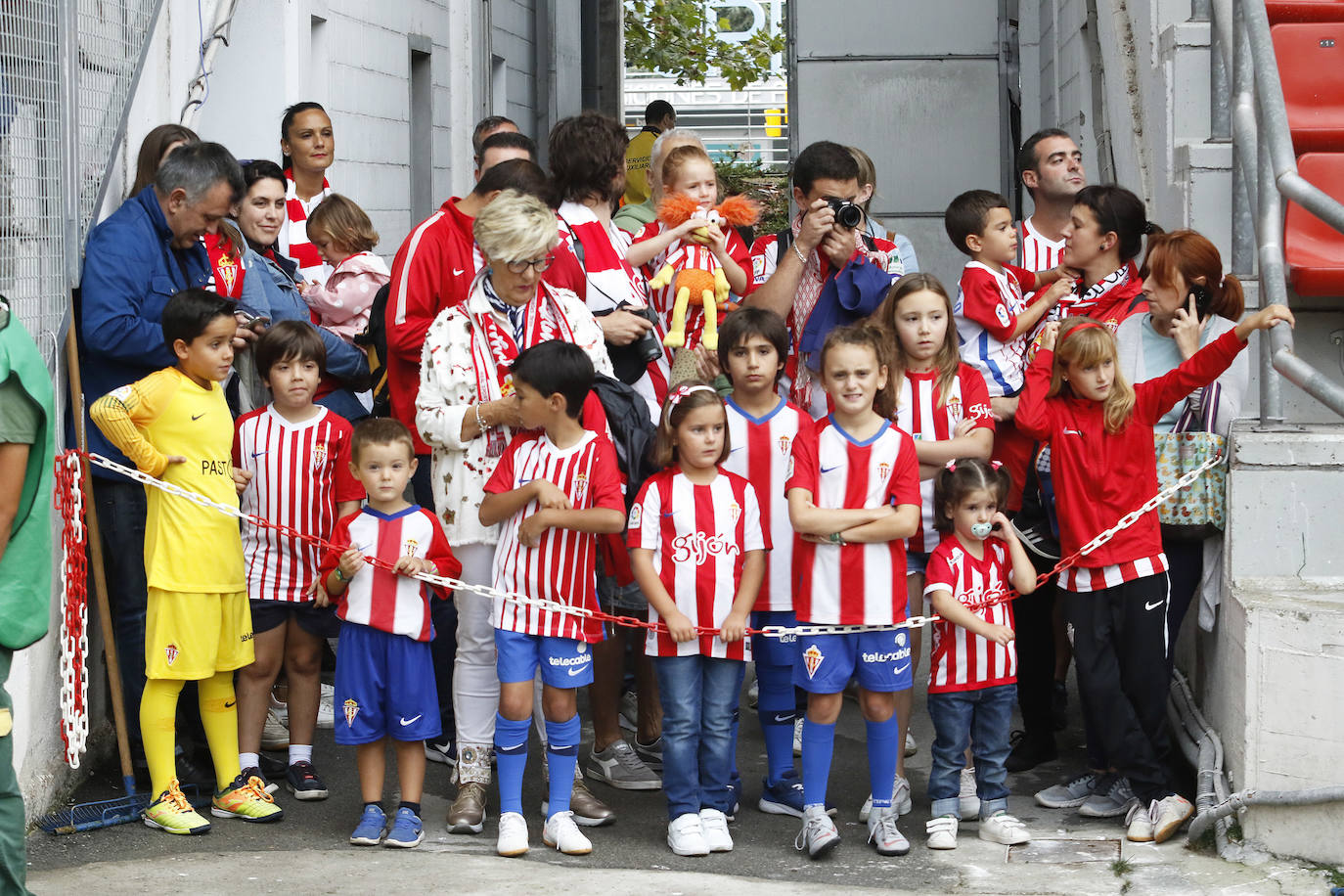 Fotos: ¿Estuviste en el partido Sporting-Albacete? ¡Búscate!