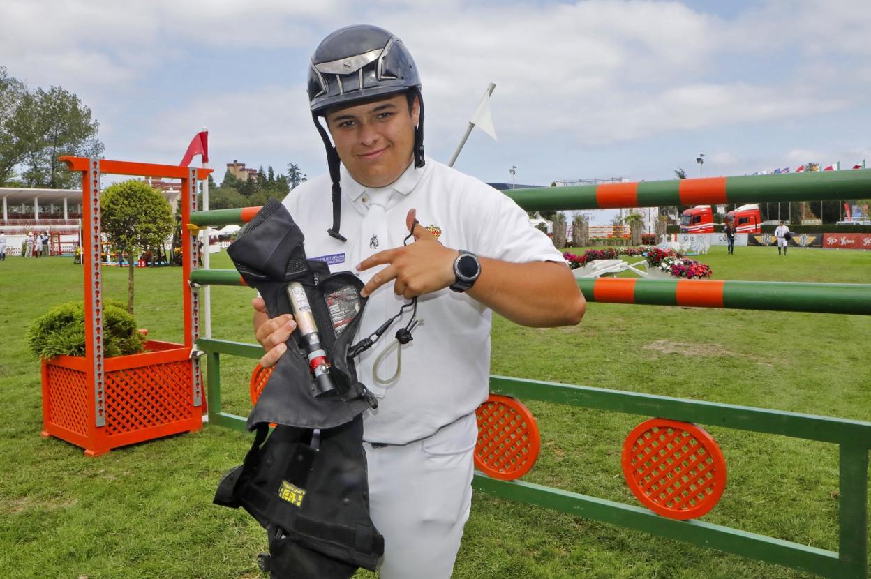 Javier Gutiérrez Rilo, actual campeón de España en categoría juvenil, muestras como es uno de los chalecos. 