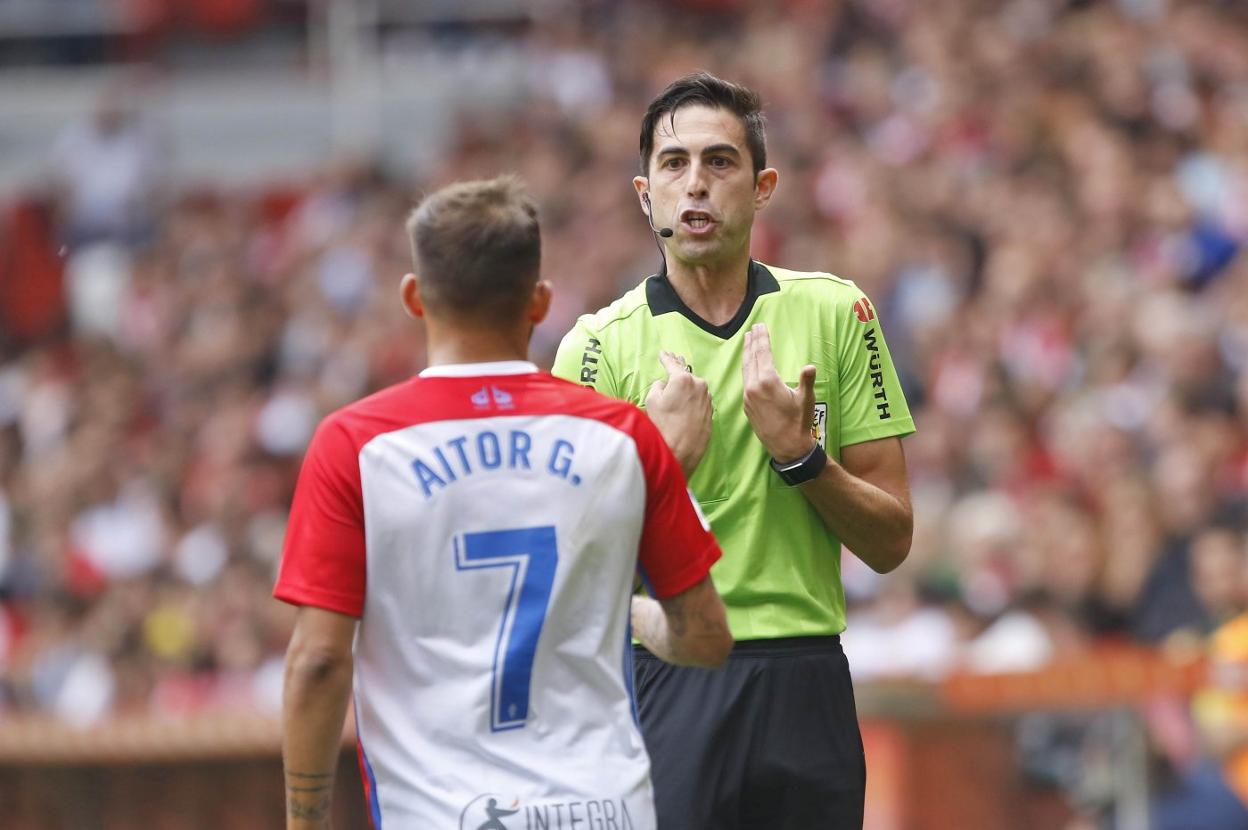 Aitor García conversa con el colegiado Vicandi Garrido. 