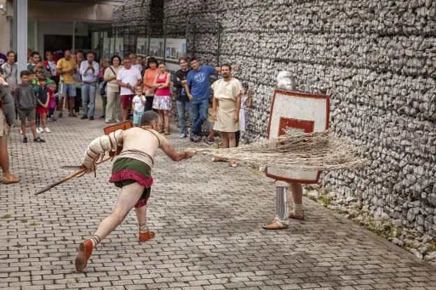 La recreación de un 'retiario' luchando en combate contra un 'secutor', en el Museo de la Villa Romana de Veranes. 