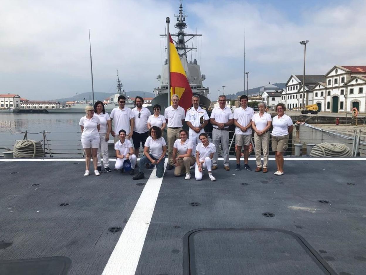 Los integrantes del campus naval de la Universidad Itinerante del Mar, durante su visita a la fragata española 'Cristóbal Colón'. 