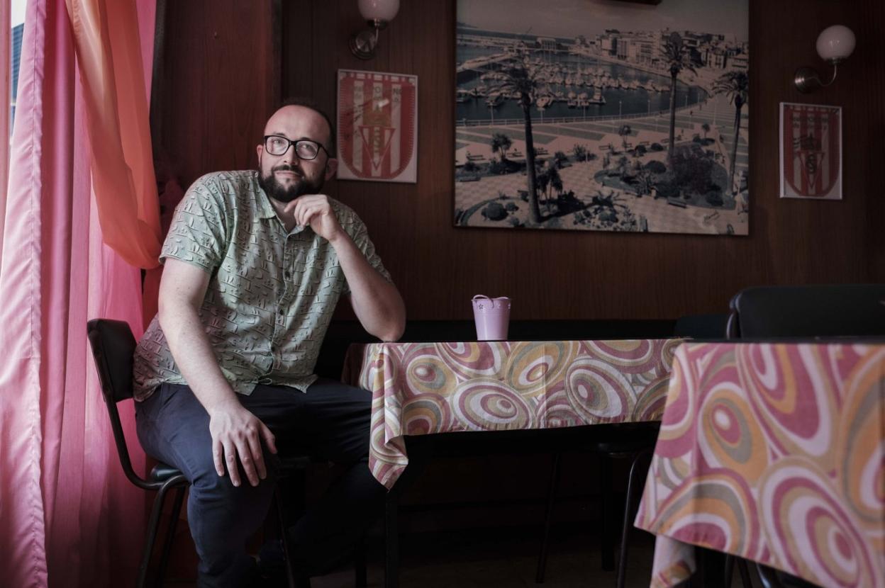 Alejandro Díaz Castaño, en la cafetería Brisamar, a pocos metros de su casa y donde desayuna los fines de semana. 