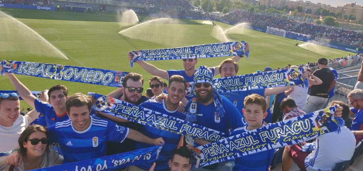 Los aficionados azules de la Peña Furacu exhiben sus banderas en el Fernando Torres. 