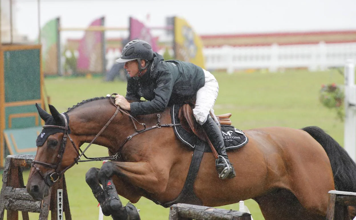 Alexander Butler, se impuso en la prueba pequeña de la última jornada del CSIO Gijón.