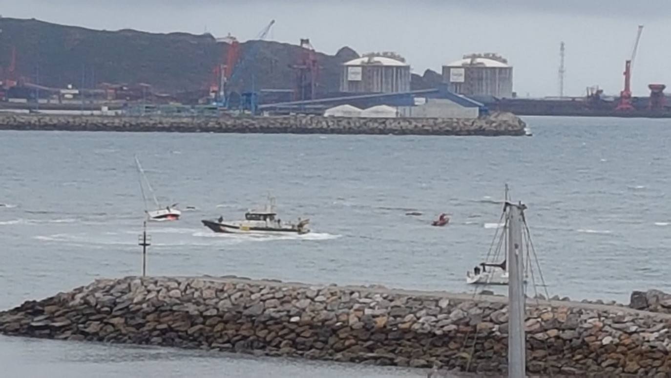Fotos: Asú fue el despliegue para rescatar al tripulante de un velero en Gijón