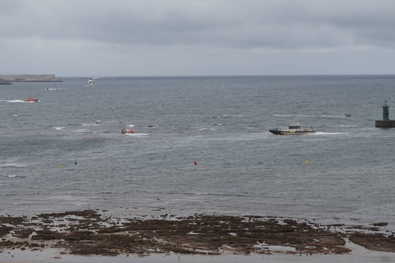 Un velero a la deriva ha obligado a poner en marcha un amplio dispositivo de emergencia en la playa de Poniente. El único tripulante de la embarcación ha sido rescatado con vida por el helicóptero Helimer Cantábrico y trasladado al Hospital de Jove.