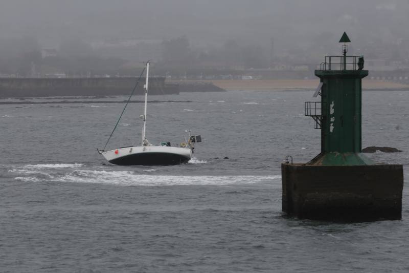 Un velero a la deriva ha obligado a poner en marcha un amplio dispositivo de emergencia en la playa de Poniente. El único tripulante de la embarcación ha sido rescatado con vida por el helicóptero Helimer Cantábrico y trasladado al Hospital de Jove.