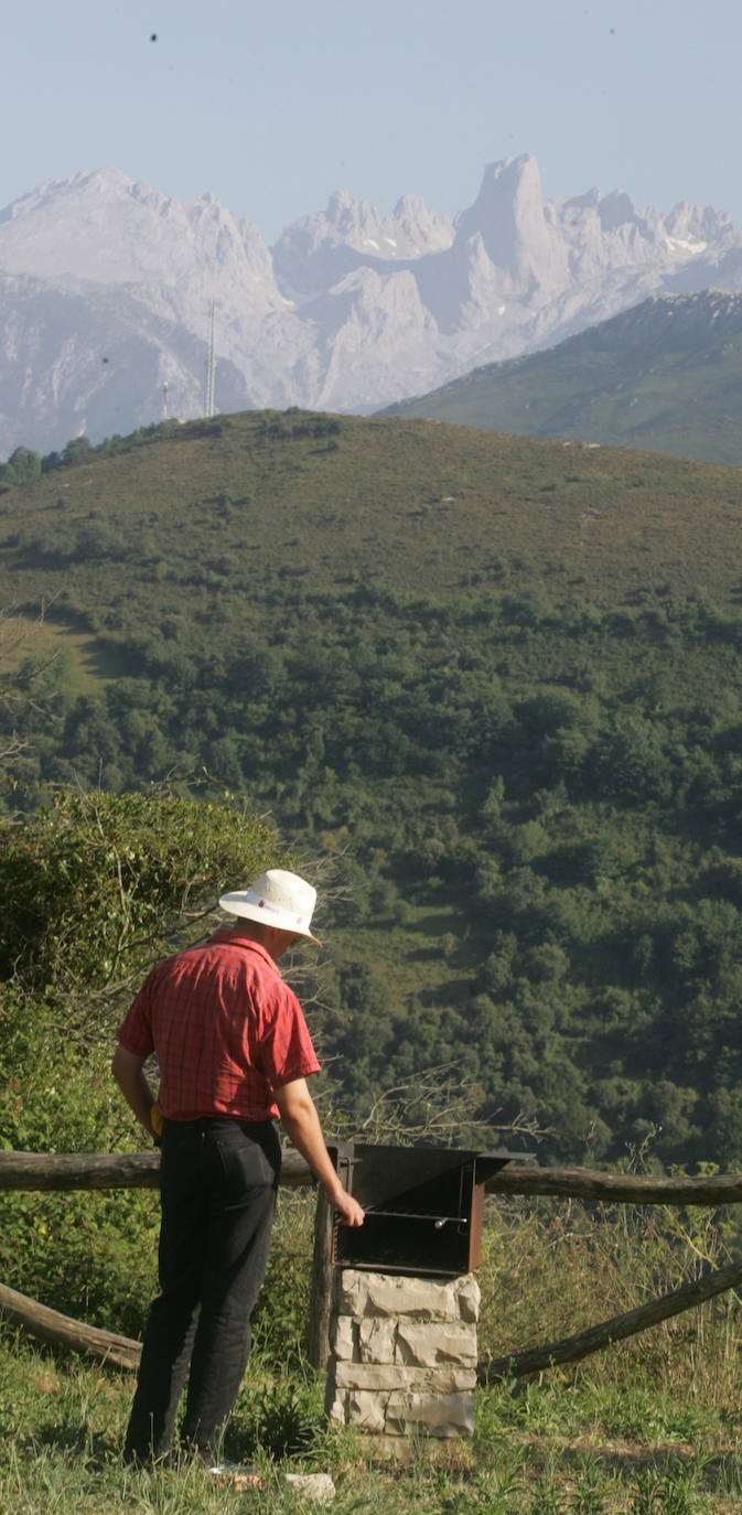 En pleno corazón del Parque Natural, los vecinos del Pueblo Ejemplar de Asturias 2019 disfrutan a diario de una de las estampas más bonitas del picu Urriellu. 