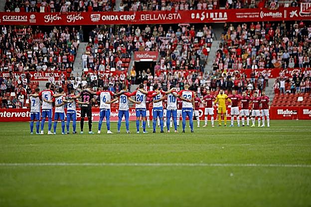 El homenaje de El Molinón a la memoria de Xana con un solemne minuto de silencio. 
