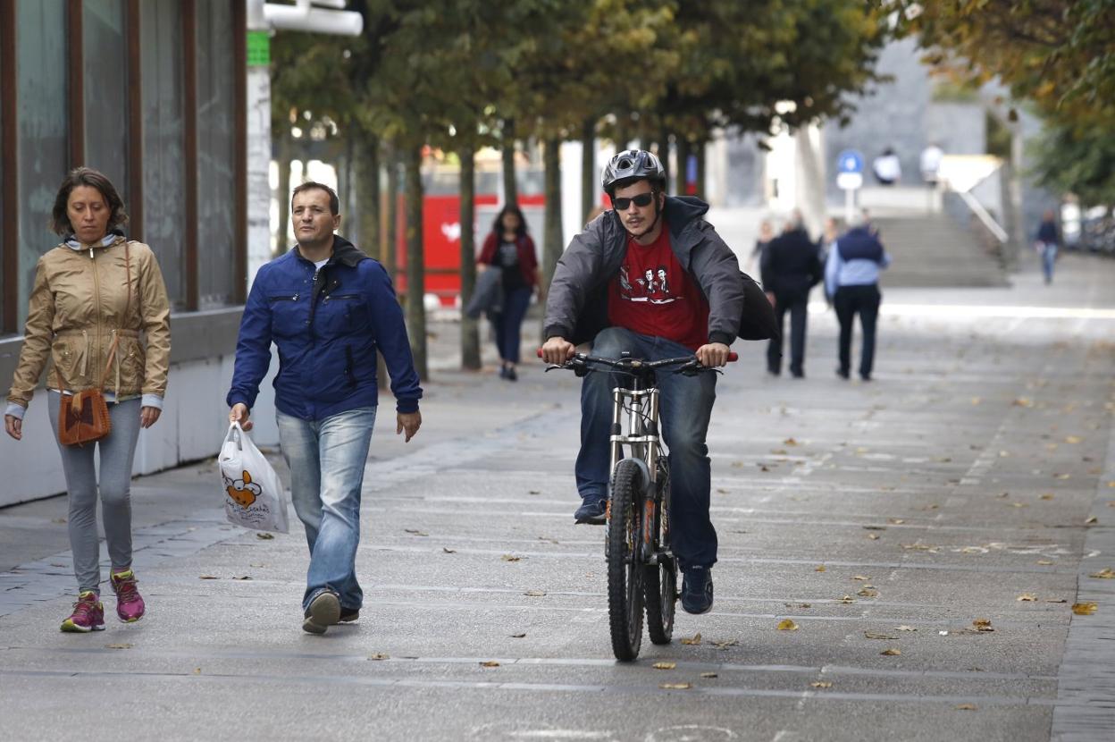 Peatones y ciclistas comparten espacio en Fomento. 