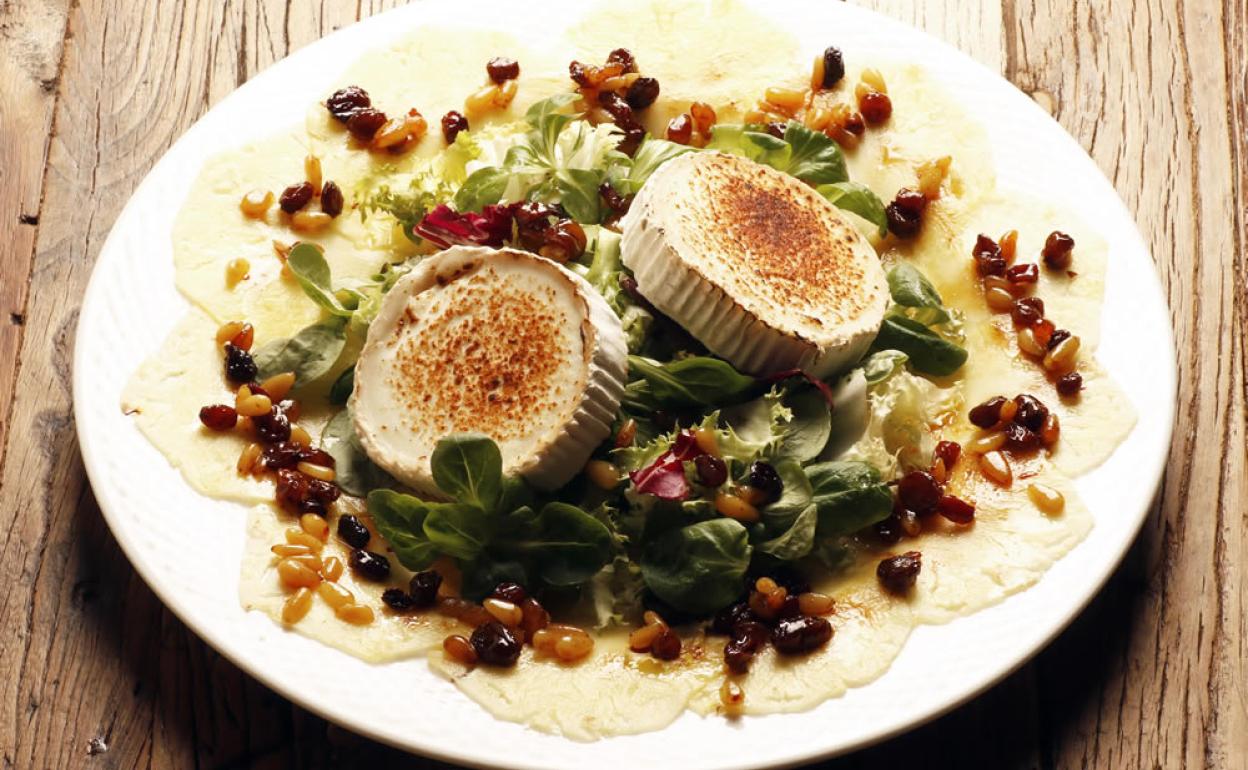 Ensalada de carpaccio de piña, queso de cabra y vinagreta de pasas y piñones