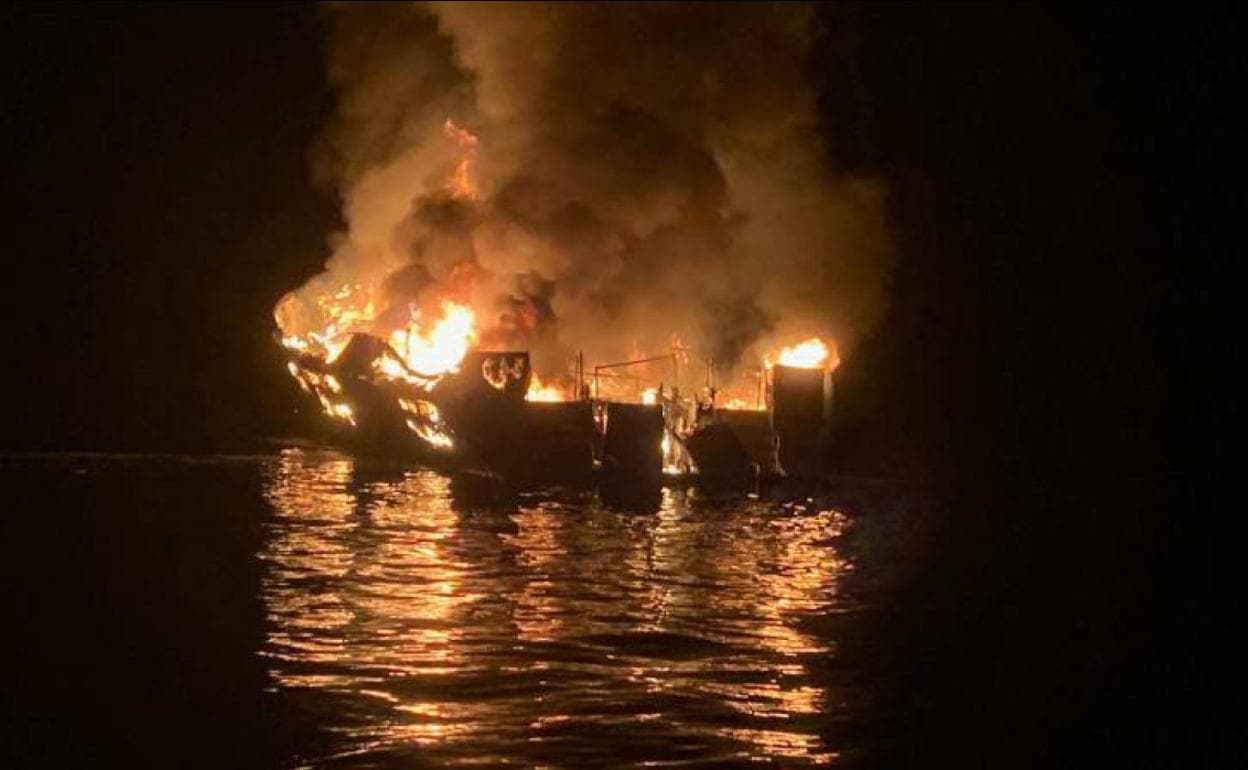 Imagen de la embarcación que ha sufrido un incendio en California.