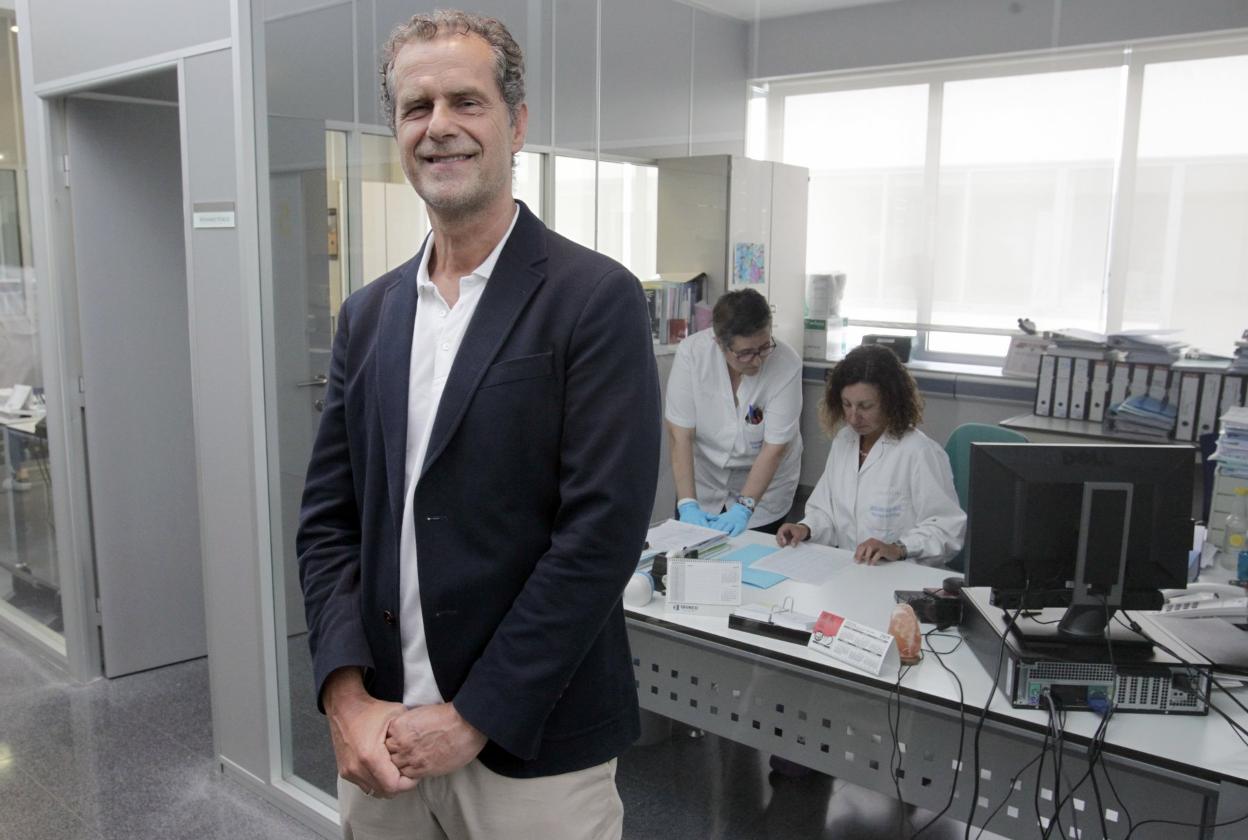 Altolaguirre, en el Laboratorio de Salud Pública del HUCA. 