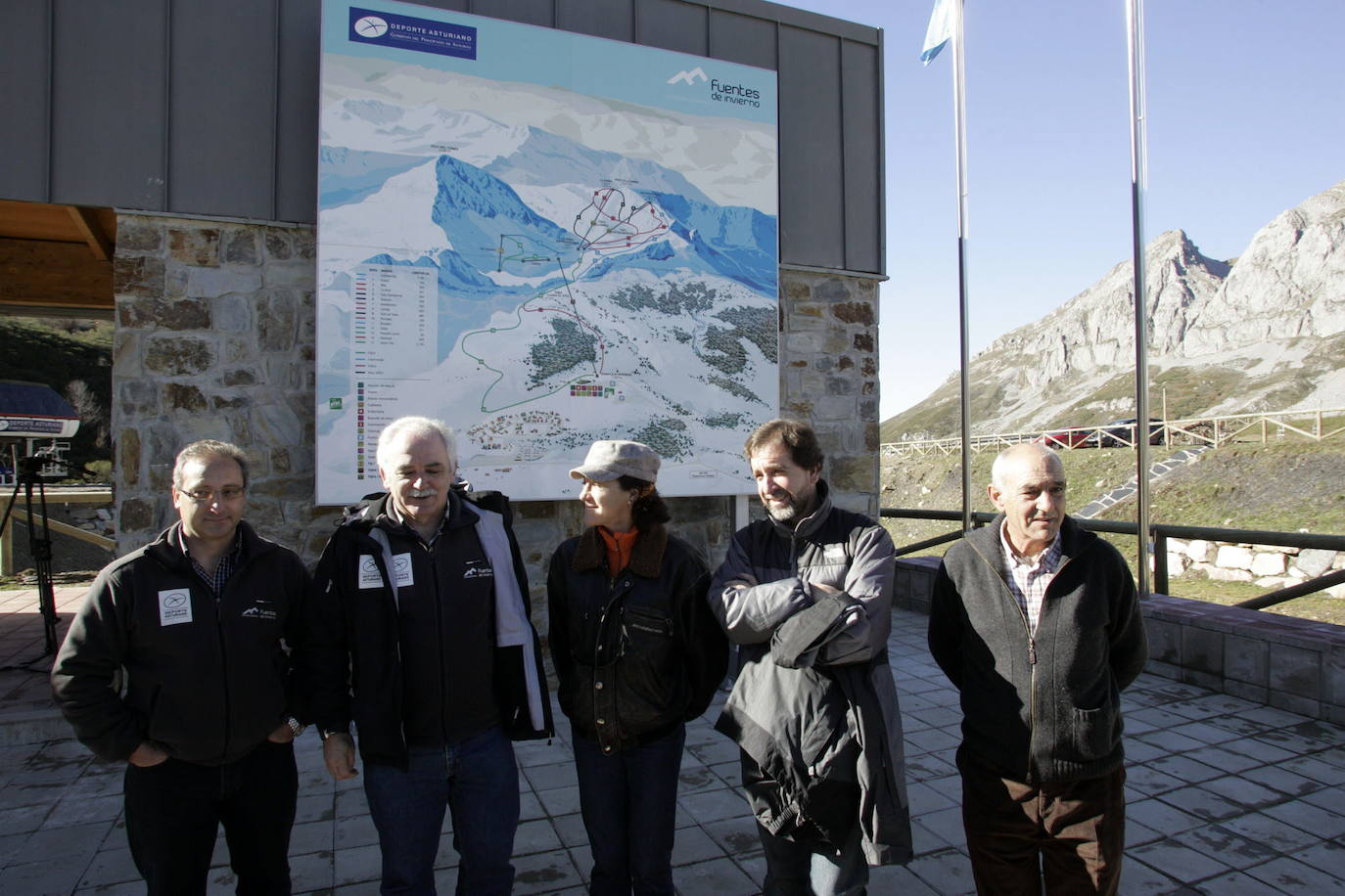 La esquiadora Blanca Fernández Ochoa, pionera del deporte español, se convirtió en una cara muy conocida después de su medalla olímpica. En 2007, participó en una visita institucional a la estación de esquí de Fuentes de Invierno.