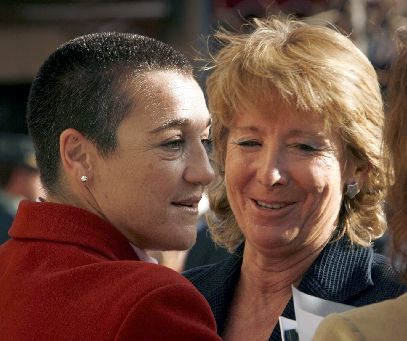 La esquiadora Blanca Fernández Ochoa, pionera del deporte español, se convirtió en una cara muy conocida después de su medalla olímpica. En 2007, participó en una visita institucional a la estación de esquí de Fuentes de Invierno.