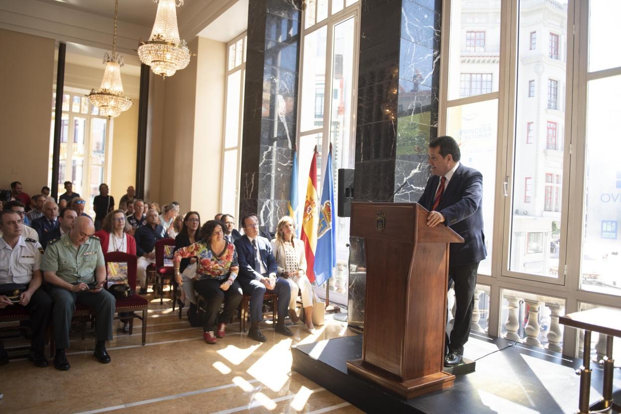 El presidente del comité organizador del rally, Julián Moreno, durante el acto de presentación en el Campoamor. 