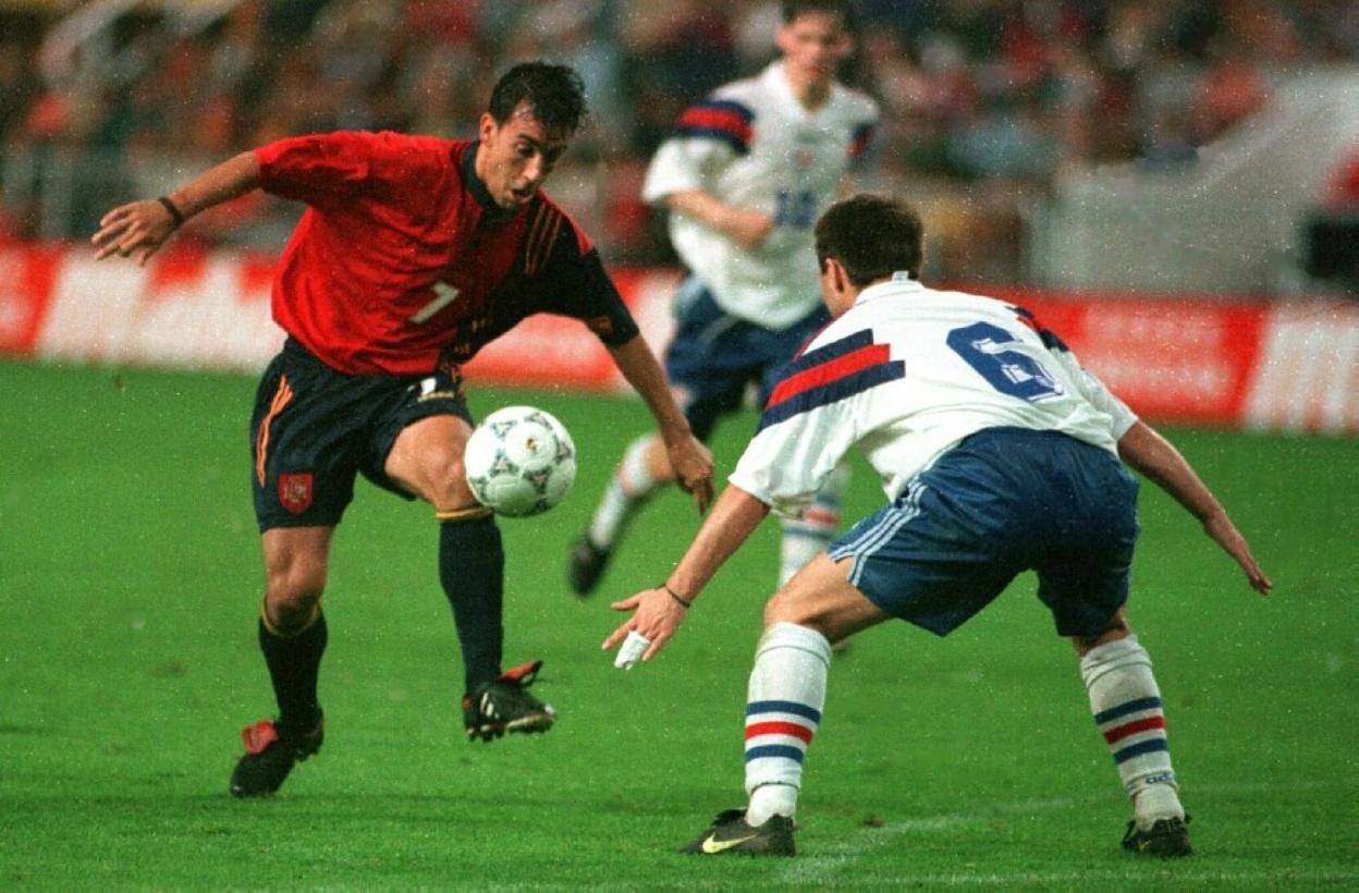 En la imagen superior, Luis Enrique, en una acción en El Molinón. Abajo, Oli trata de superar a un rival. Y a la derecha, ambos, con Abelardo, en el entrenamiento previo. 