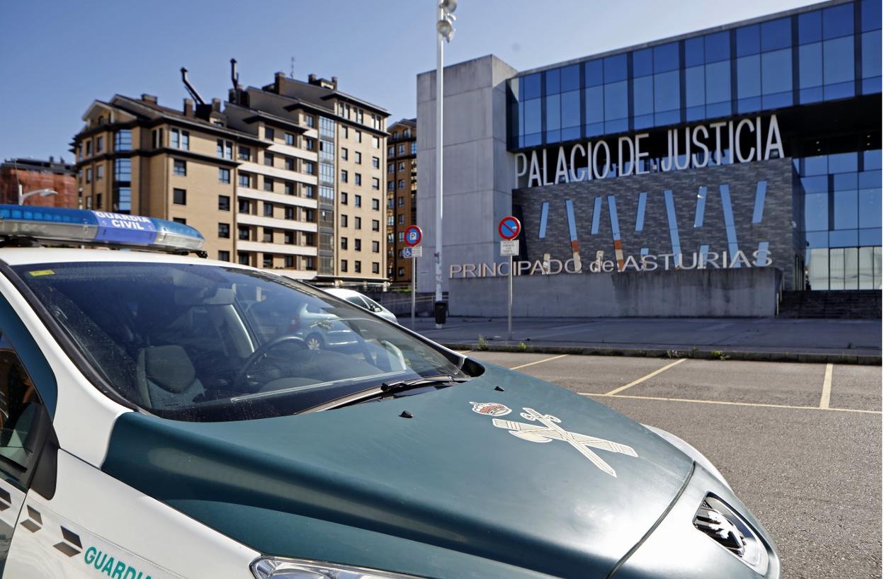 La Guardia Civil, ante el Palacio de Justicia de Gijón, donde ayer la jueza decretó el ingreso en prisión del presunto violador. 