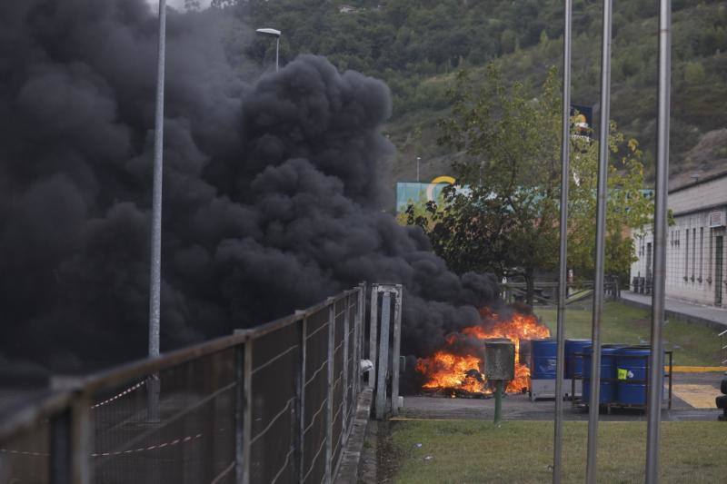 La plantilla de la factoría langreana ha protagonizado protestas a las puertas de la empresa tras conocer la decisión de la empresa de clausurar la actividad industrial en la planta, que cuenta con 111 empleados.
