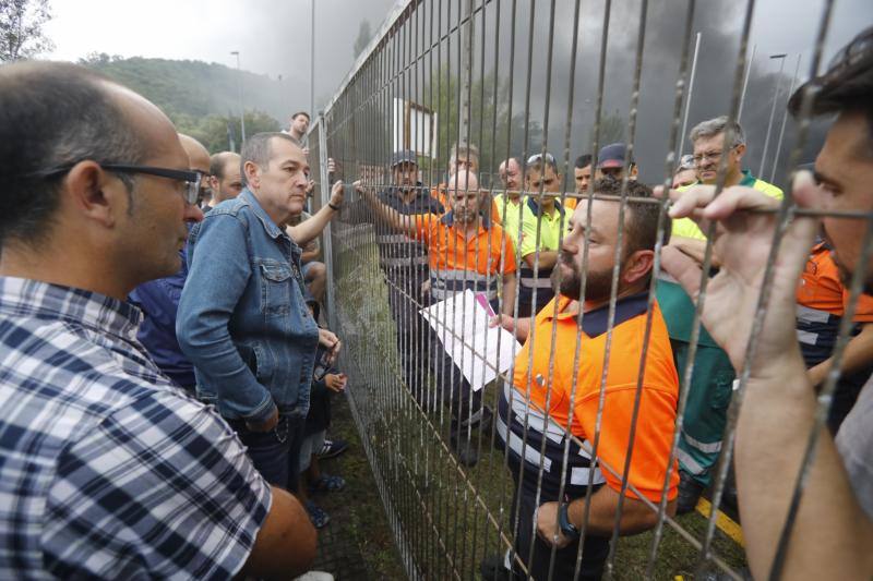 La plantilla de la factoría langreana ha protagonizado protestas a las puertas de la empresa tras conocer la decisión de la empresa de clausurar la actividad industrial en la planta, que cuenta con 111 empleados.