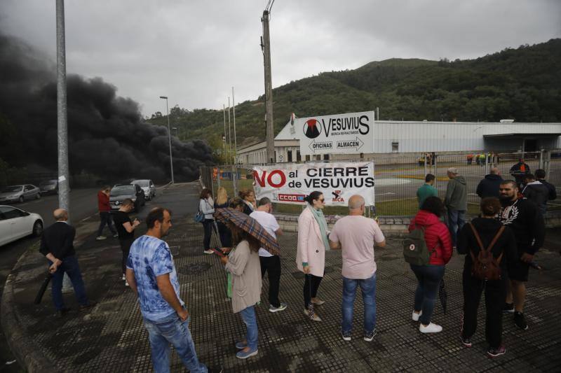 La plantilla de la factoría langreana ha protagonizado protestas a las puertas de la empresa tras conocer la decisión de la empresa de clausurar la actividad industrial en la planta, que cuenta con 111 empleados.