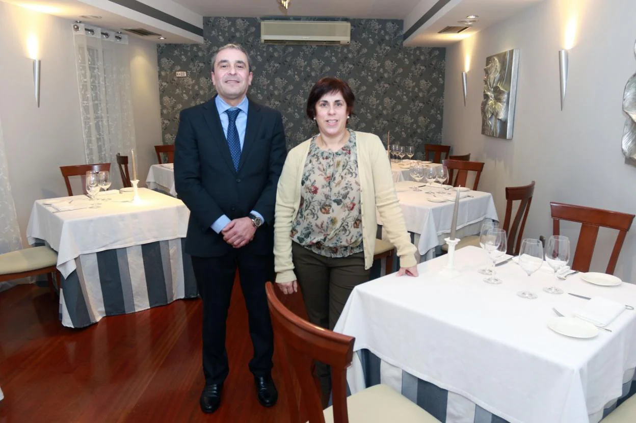 José Luis Mondelo Paradelo y Ana Fe Fernández Areces, al frente de El Cenador del Azul. :: J. M. PARDO