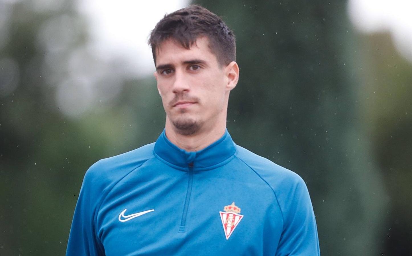Javi Fuego, de rojo, junto a sus compañeros al inicio del entrenamiento. 