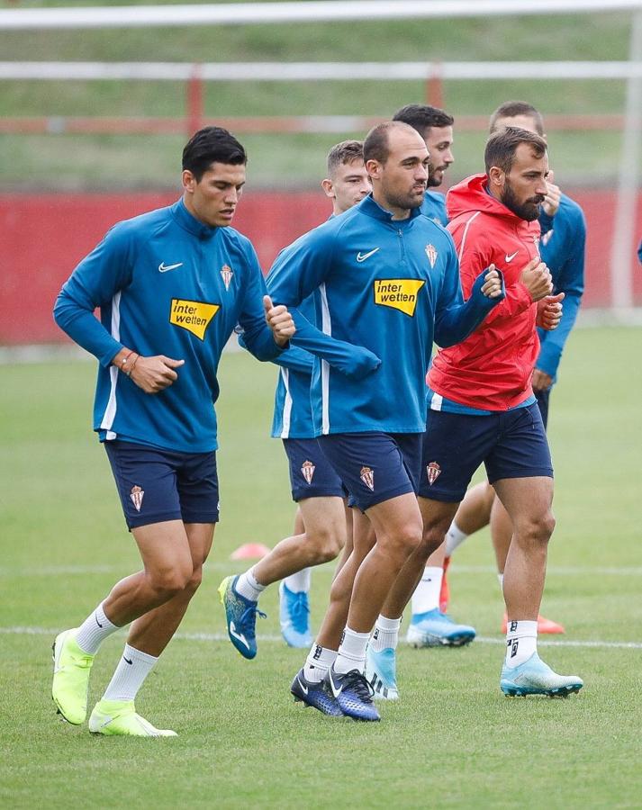 Javi Fuego, de rojo, junto a sus compañeros al inicio del entrenamiento. 
