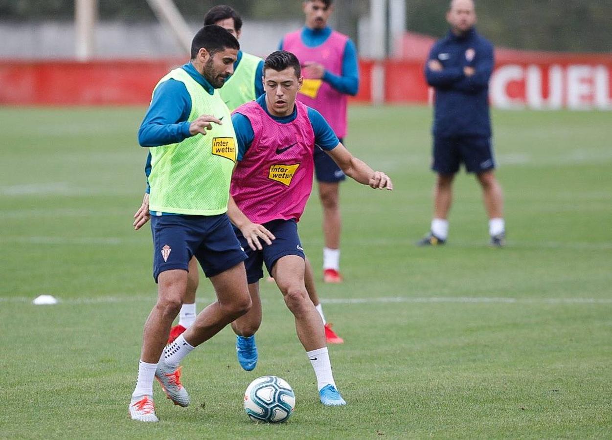 Javi Fuego, de rojo, junto a sus compañeros al inicio del entrenamiento. 