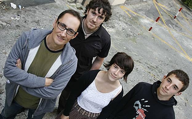 Muguruza (i) posa con los miembros del grupo Lurra. 