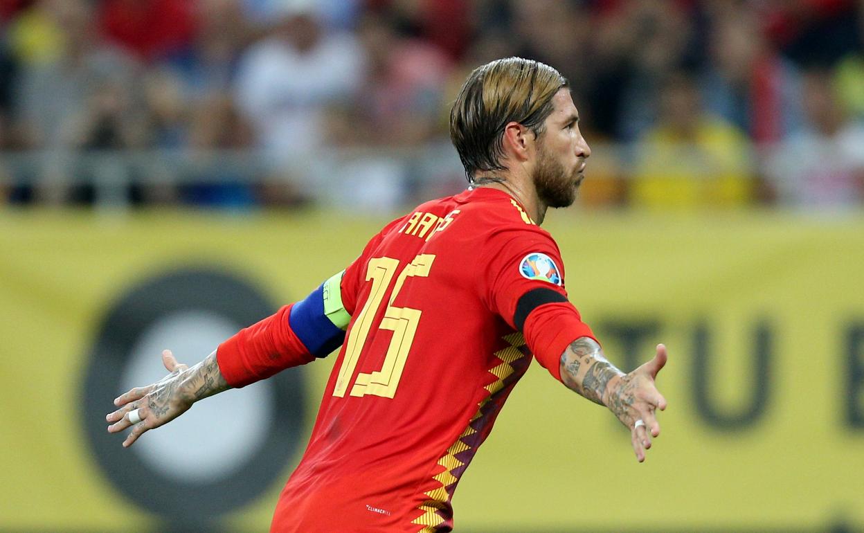 Ramos celebra el 0-1 marcado de penalti ante Rumanía 